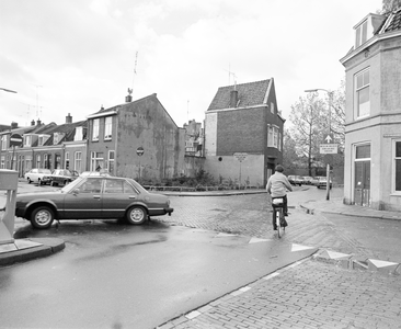 882142 Gezicht op de hoek van de Oudwijkerdwarsstraat (voorgrond) en Oosterstraat te Utrecht, vanaf de Homeruslaan, met ...